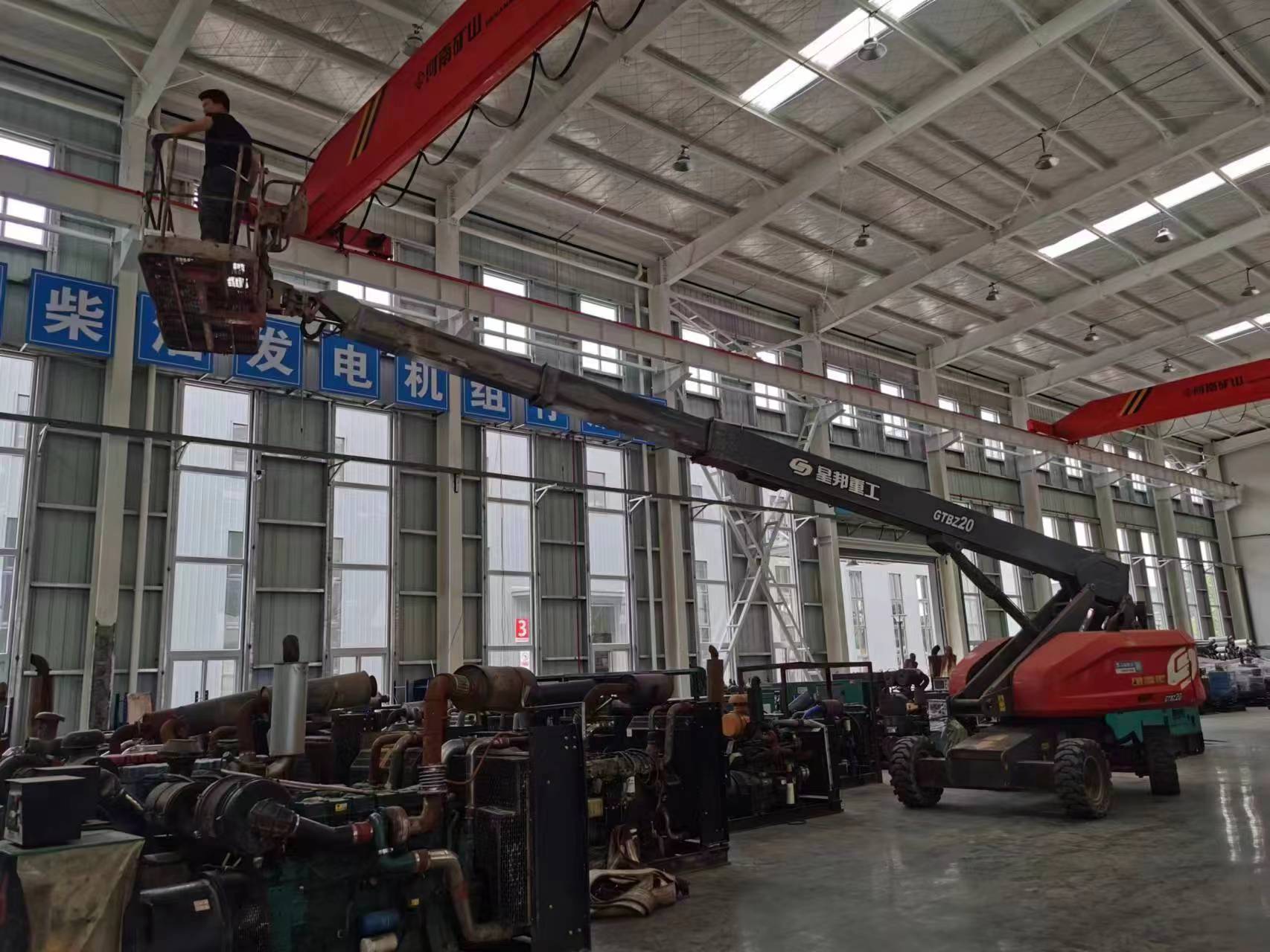 用吊机安装工厂高空摄像头图片